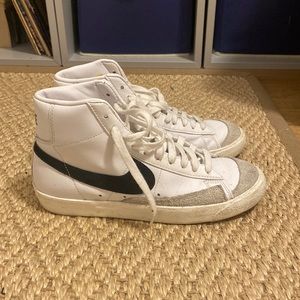 Nike Blazers SIZE: 8.5